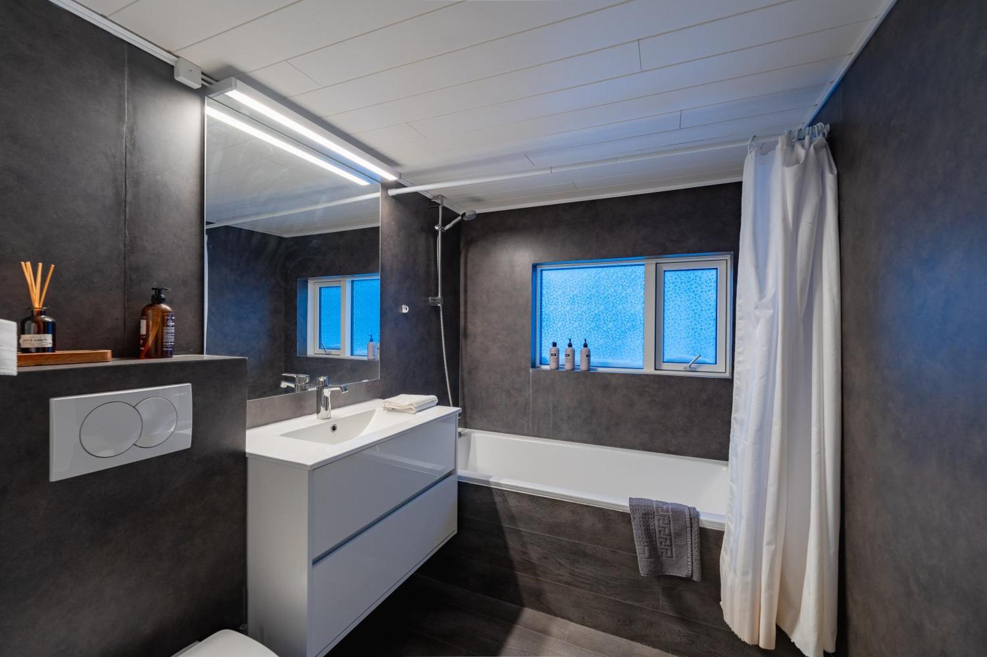 Day Dream Central Akureyri Three Bedroom Apt Экстерьер фото